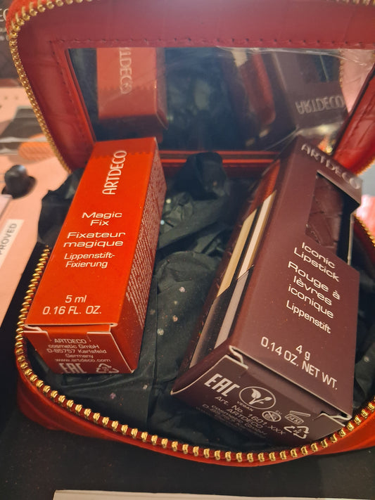 Trousse rouge à lèvre et fixateur