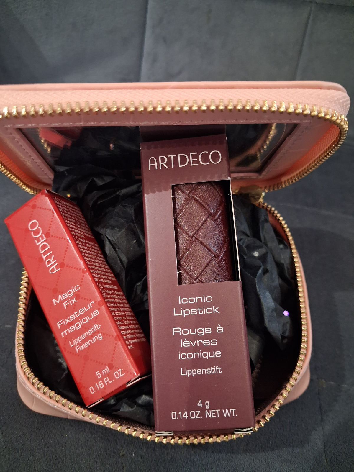 Trousse rouge à lèvres et fixateur