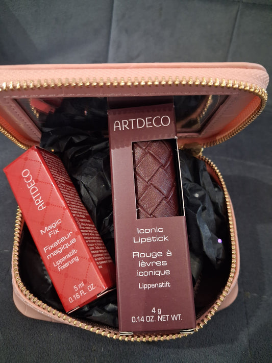 Trousse rouge à lèvres et fixateur